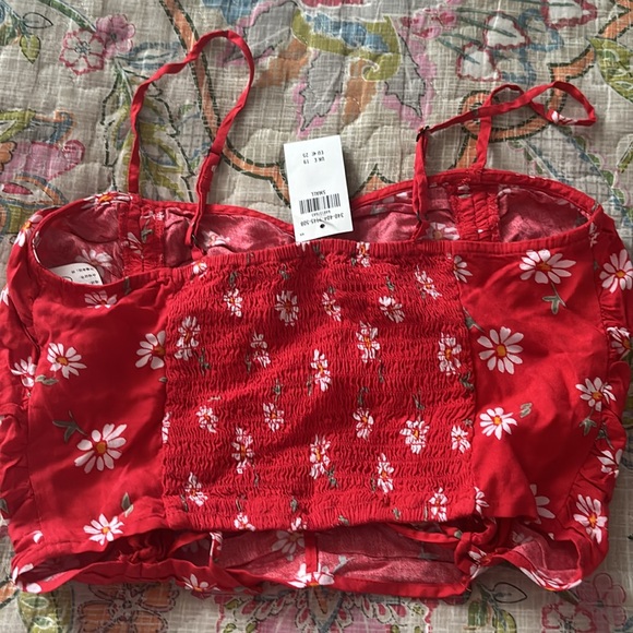 BNWT Hollister Crop Cinch Red Floral Cami blouse, adjustable strap women’s Small - Picture 4 of 4